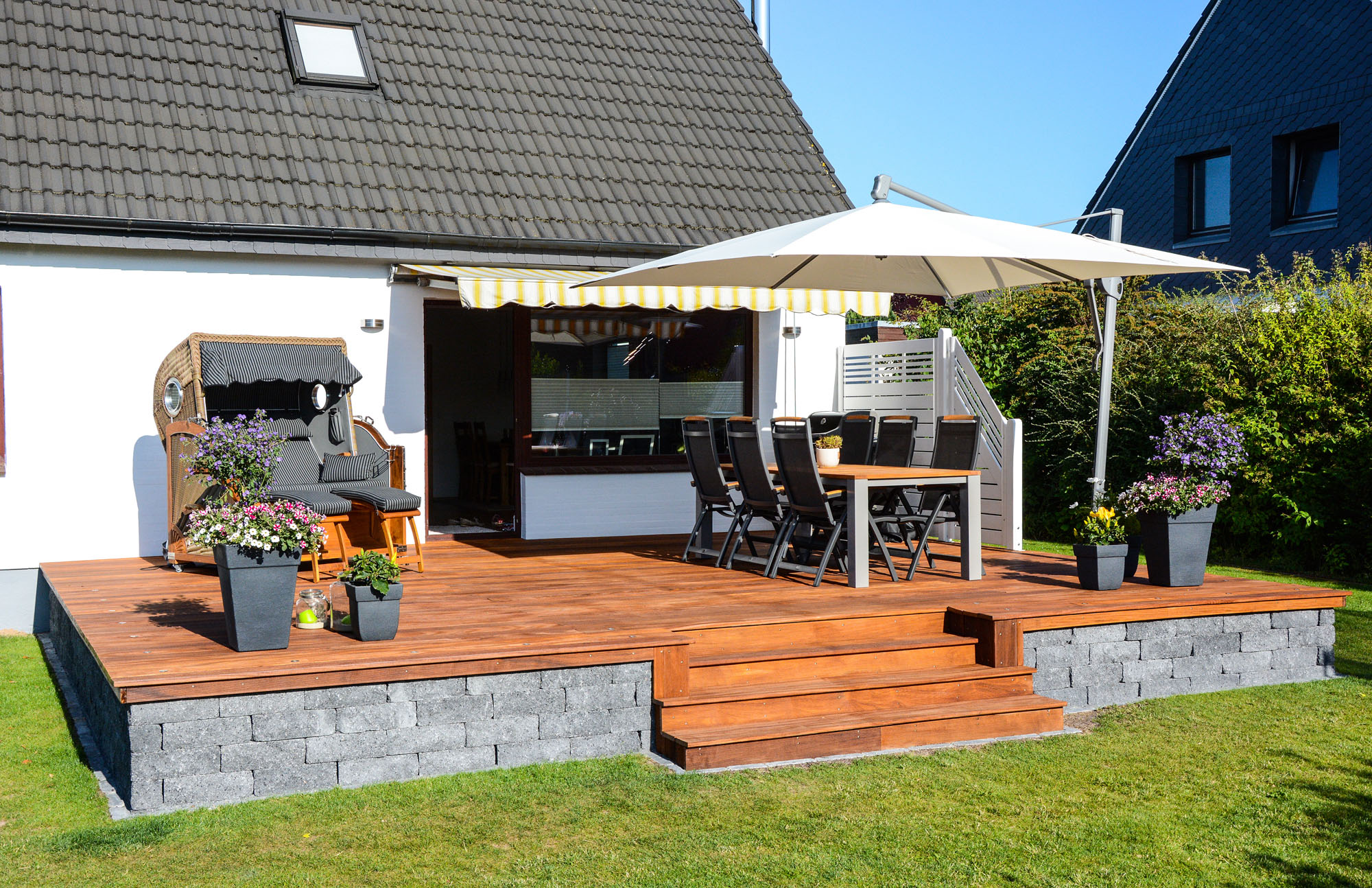 Holzterrasse mit Steinmauer