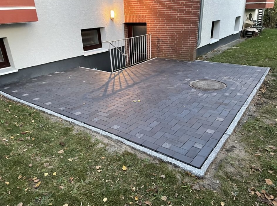 Fertige Pflasterfläche im Fischgrätverband mit sauberer Randeinfassung in Bremen